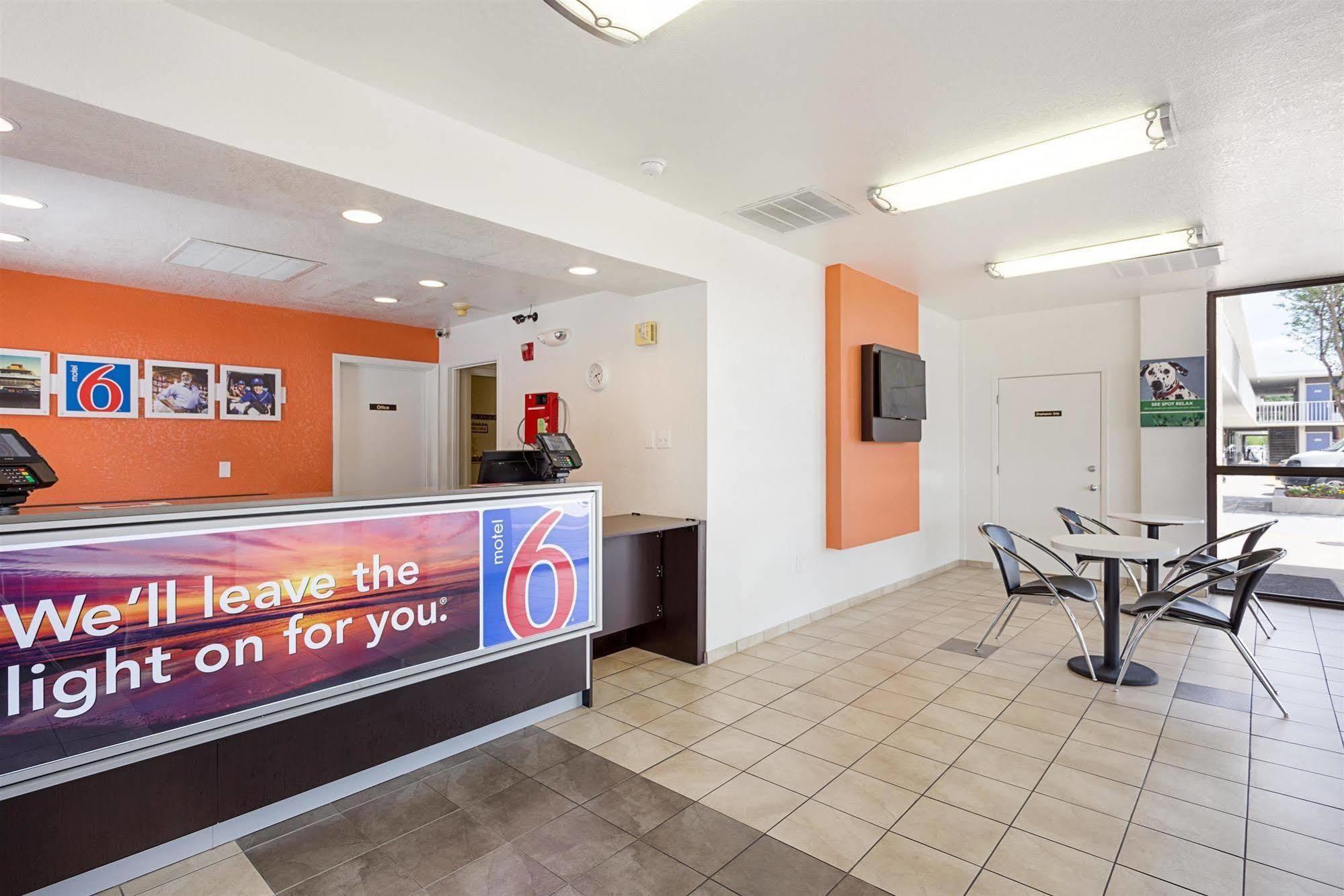 Hotel 6 Baton Rouge Southeast 2*